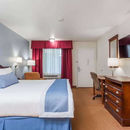 Days Inn By Wyndham Hampton Экстерьер фото